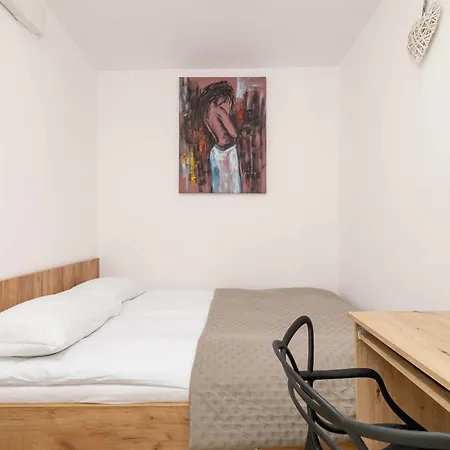 Piastow Comfy With Balcony & Office In By Renters شقة